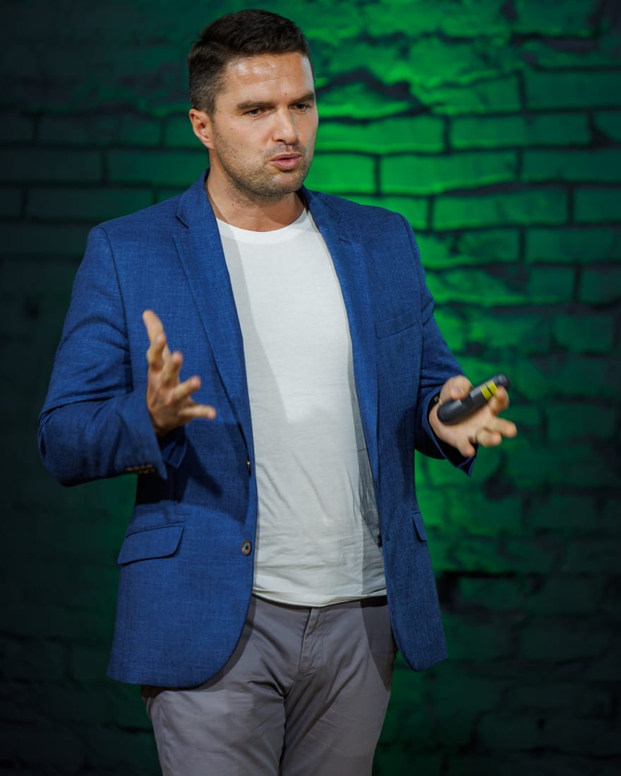 Petr Bernadič při vystoupení na pódiu